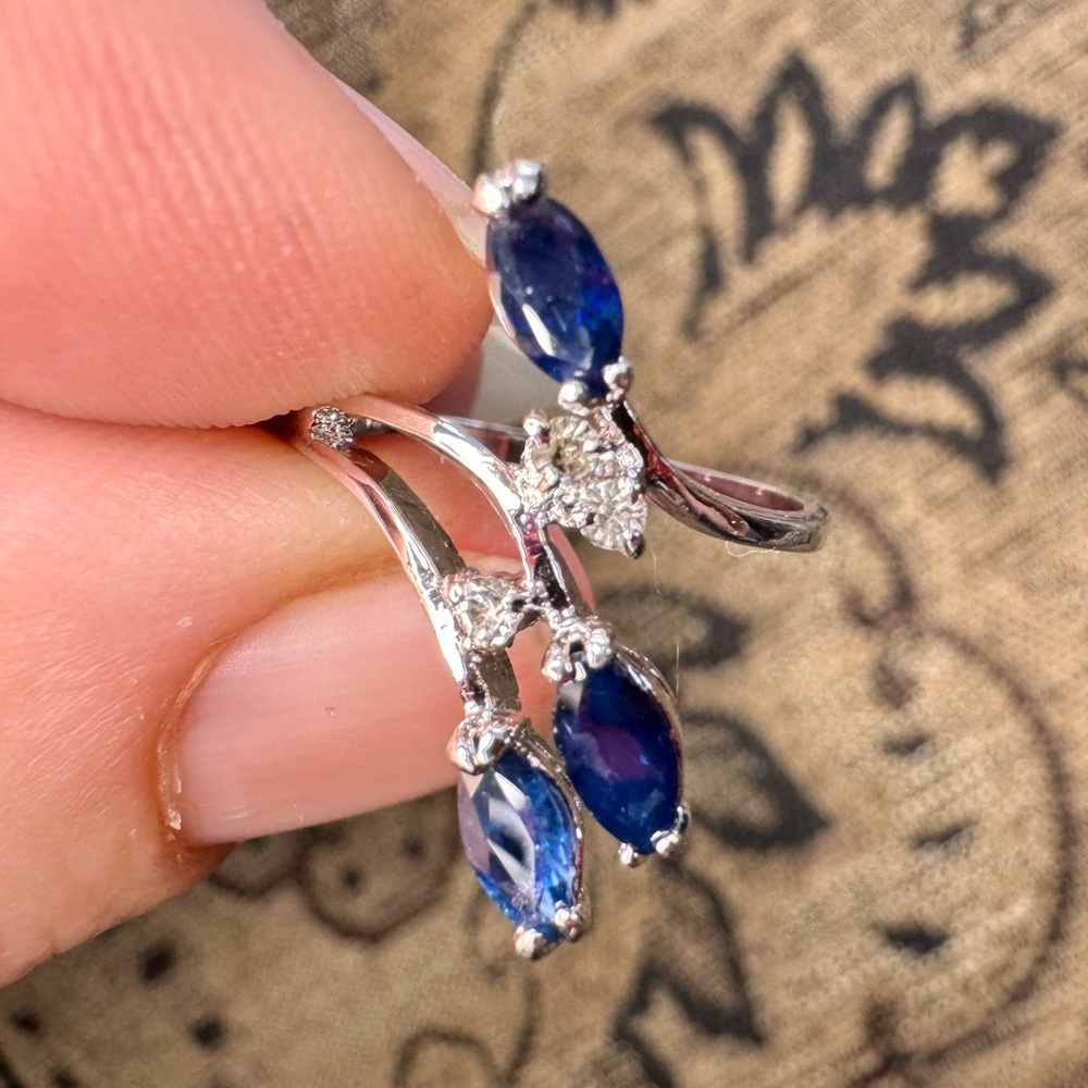 Vintage sterling silver sapphire and clear stones ring. - Picture 14 of 17